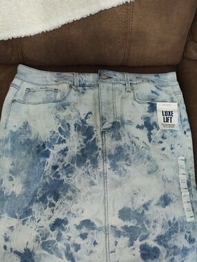 Code Bleu Tie-Dye Denim Skirt with Luxe Lift Tag - Blue & White